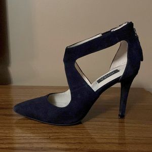 Navy suede pump with back zipper by Jones New York